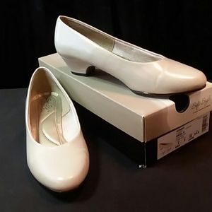 Soft Style by Hush Puppies Company women's pumps